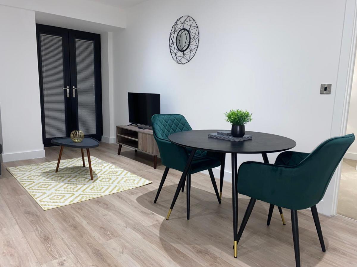 Roomotel - Broadoaks Apartments Solihull Buitenkant foto